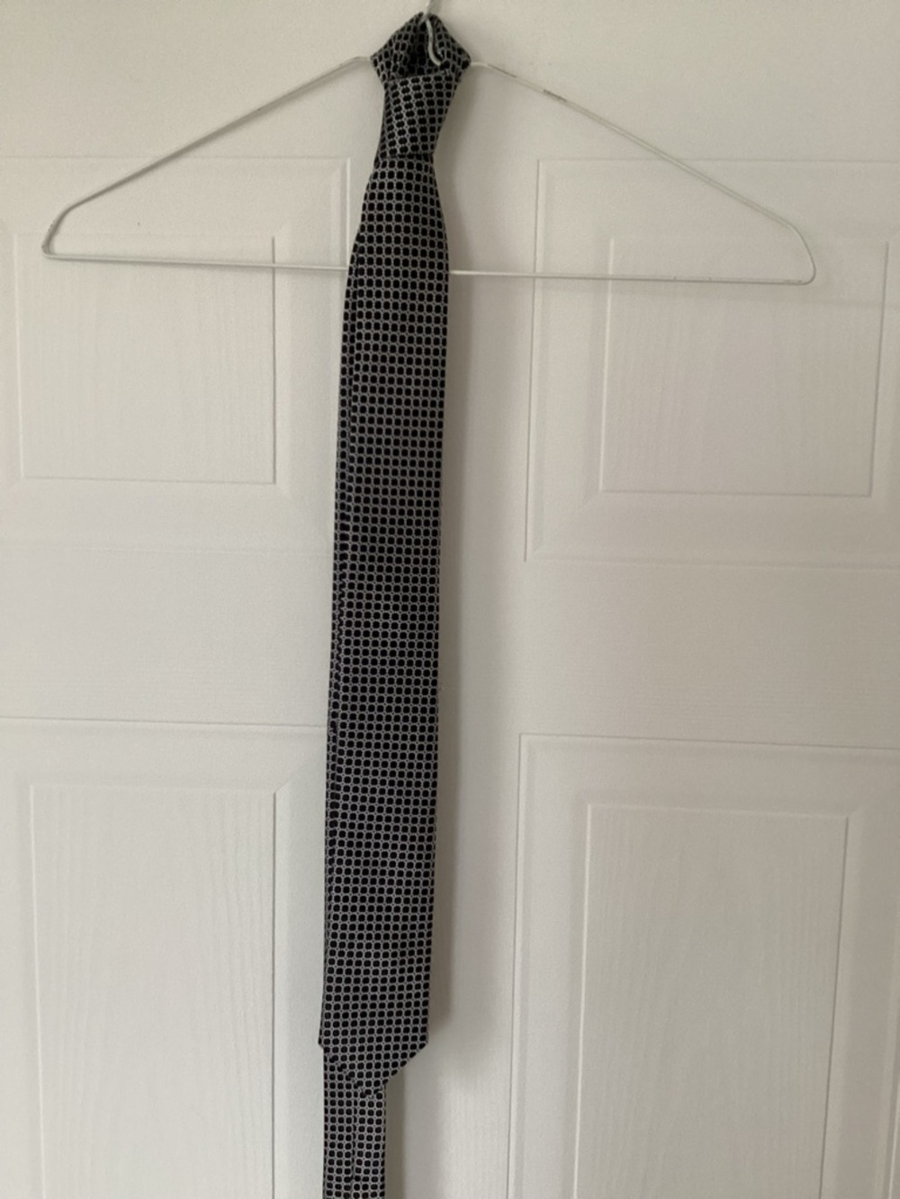 Men's Black and White Patterned Tie
